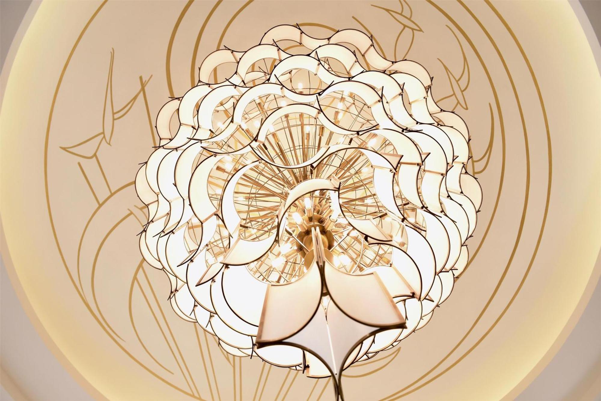 una camera da letto con un letto e un soggiorno di Le Bristol Paris, Oetker Hotels a Parigi