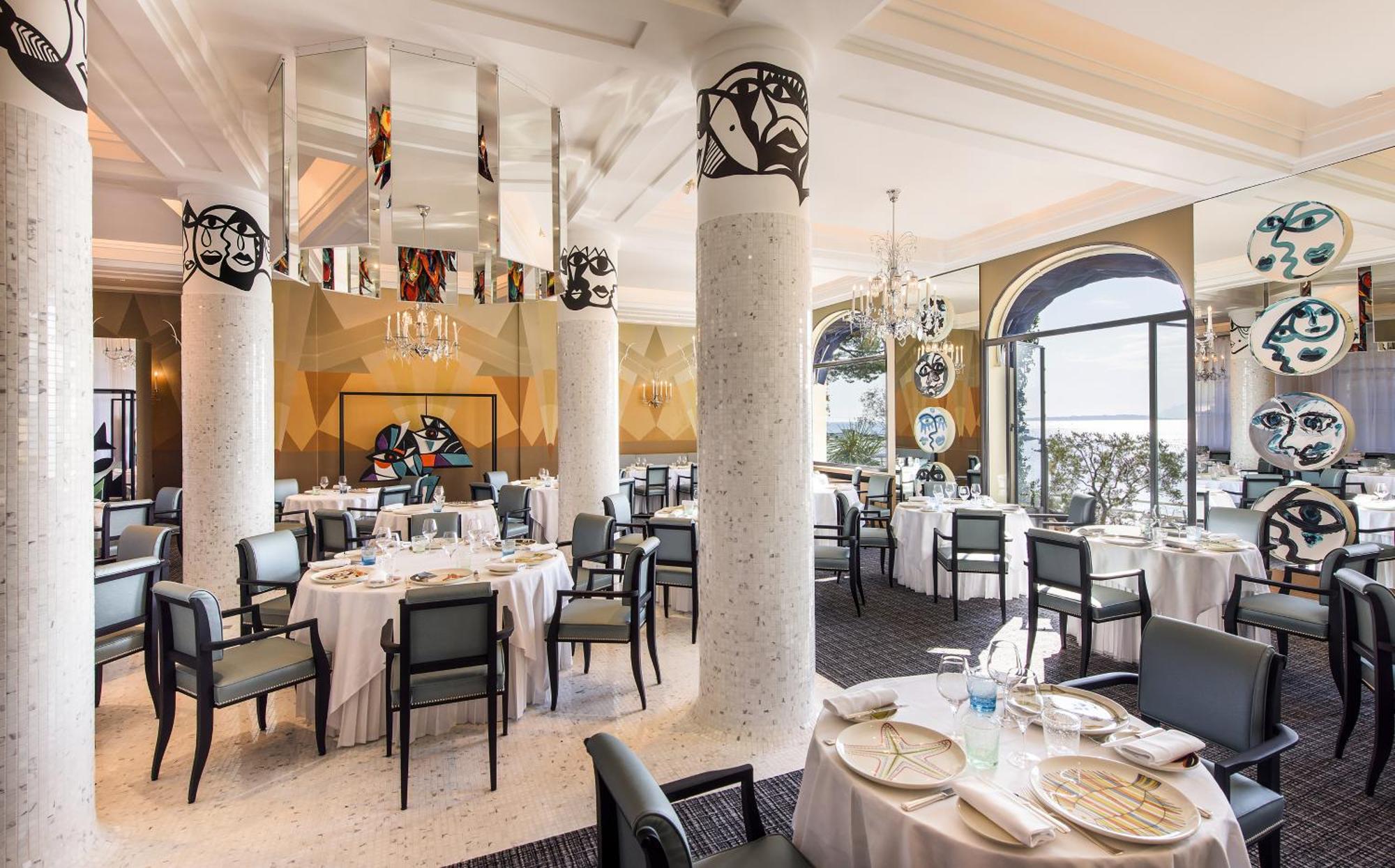 una piscina di fronte ad alcuni edifici di Hotel Byblos Saint-Tropez a Saint-Tropez