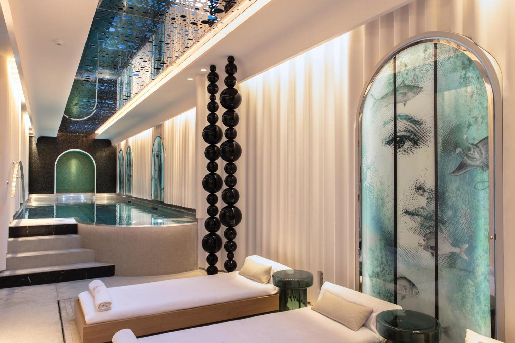 un bagno con lavandino, specchio e doccia di Hôtel Belles Rives a Juan-les-Pins