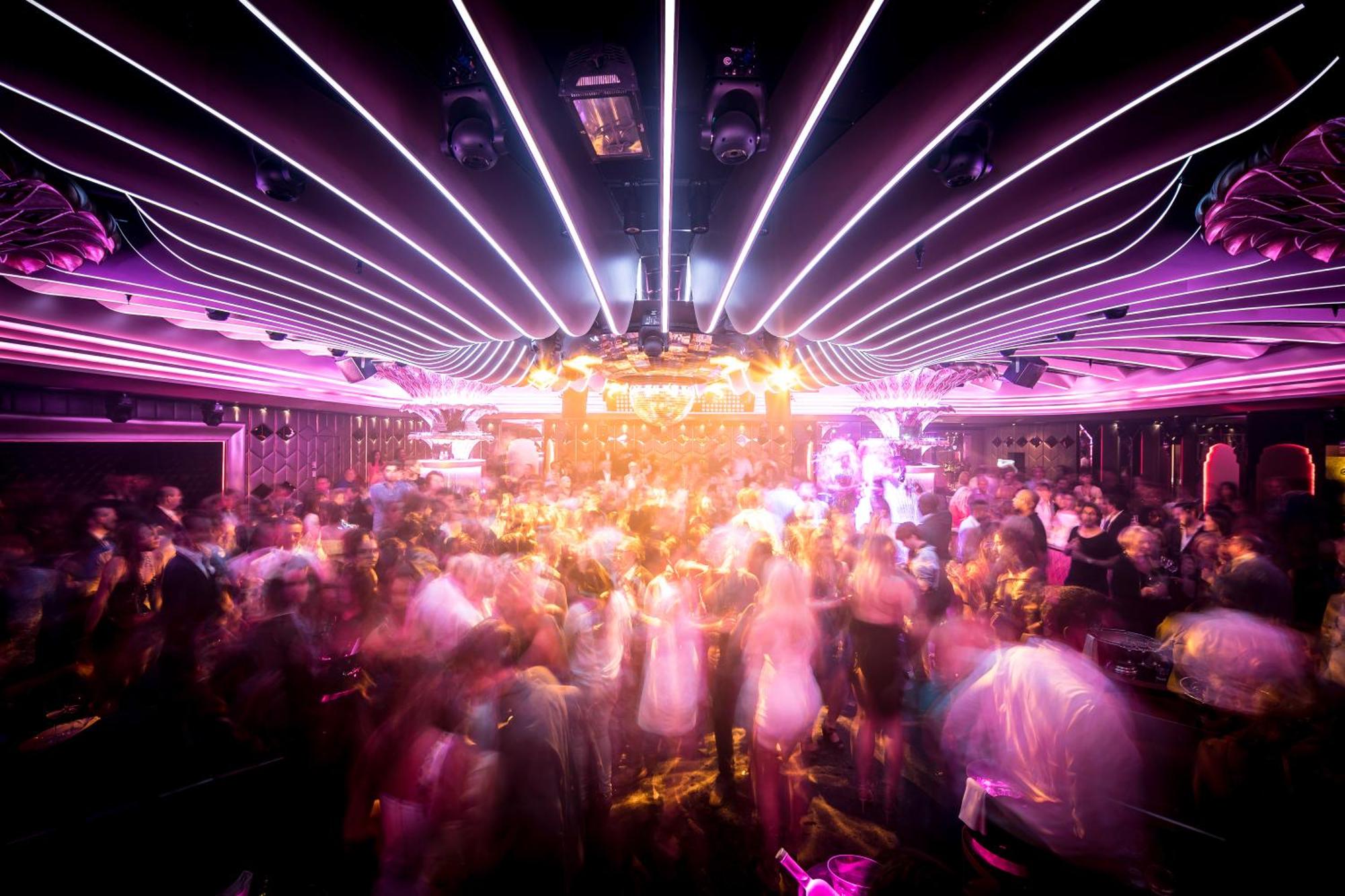 Un edificio con una cupola sopra di essa, vicino all'oceano. di Hotel Le Negresco a Nizza