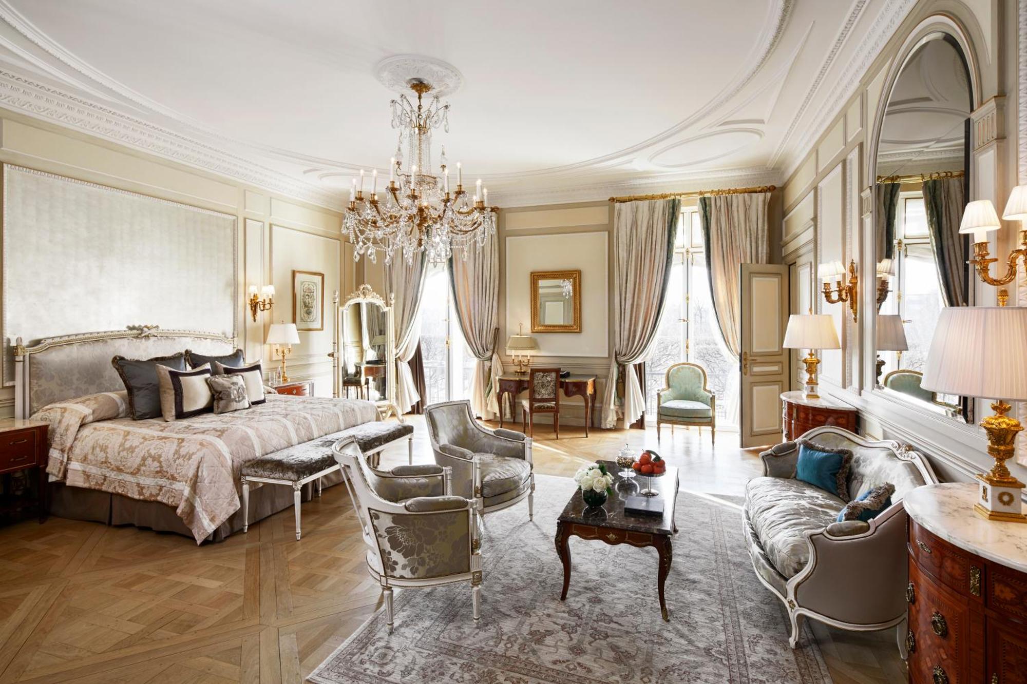 una stanza d'albergo con un letto, un tavolo e delle sedie di Hôtel Belles Rives a Juan-les-Pins