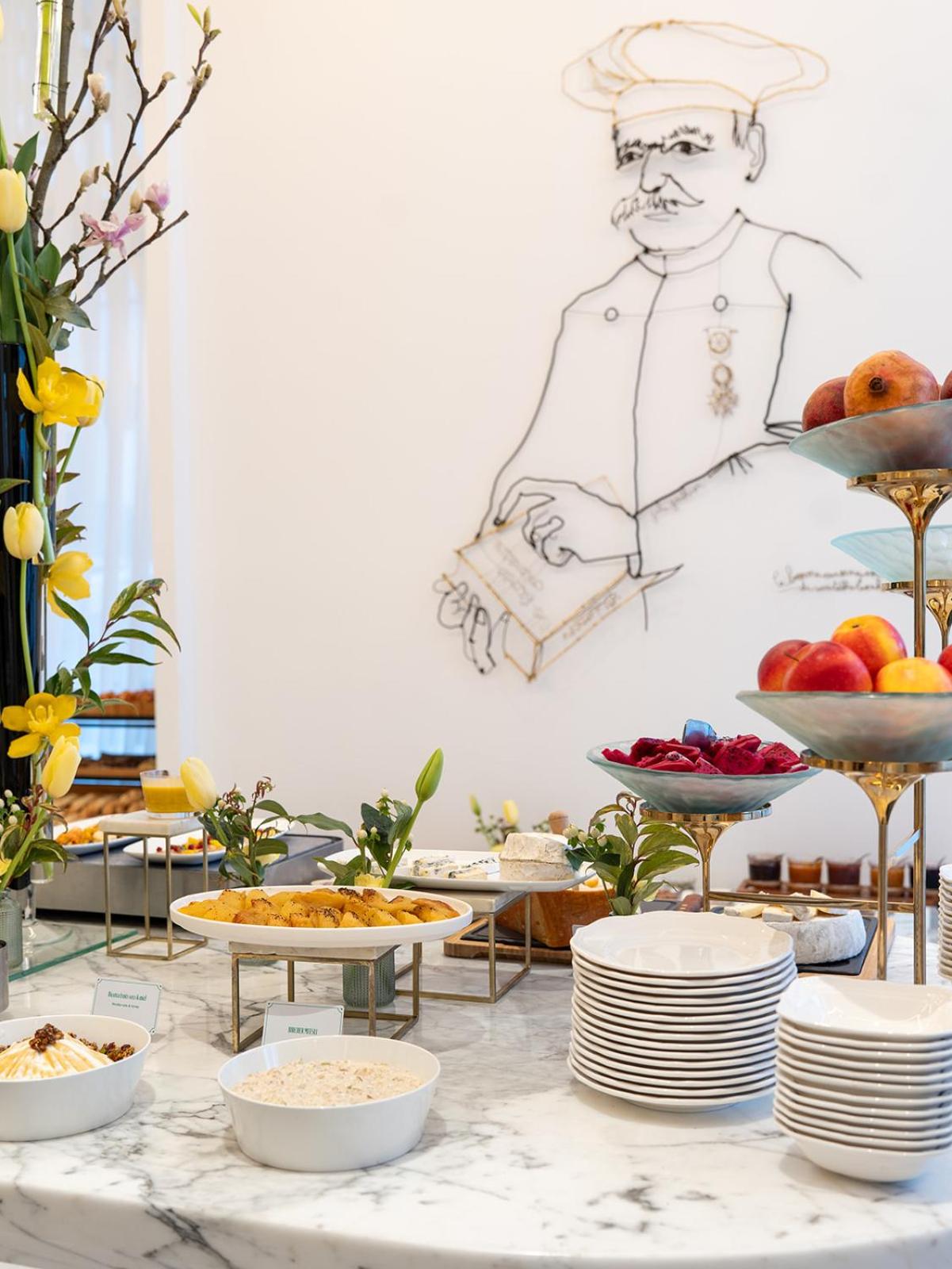 un'immagine del cortile di un edificio con piscina di Carlton Cannes, a Regent Hotel a Cannes