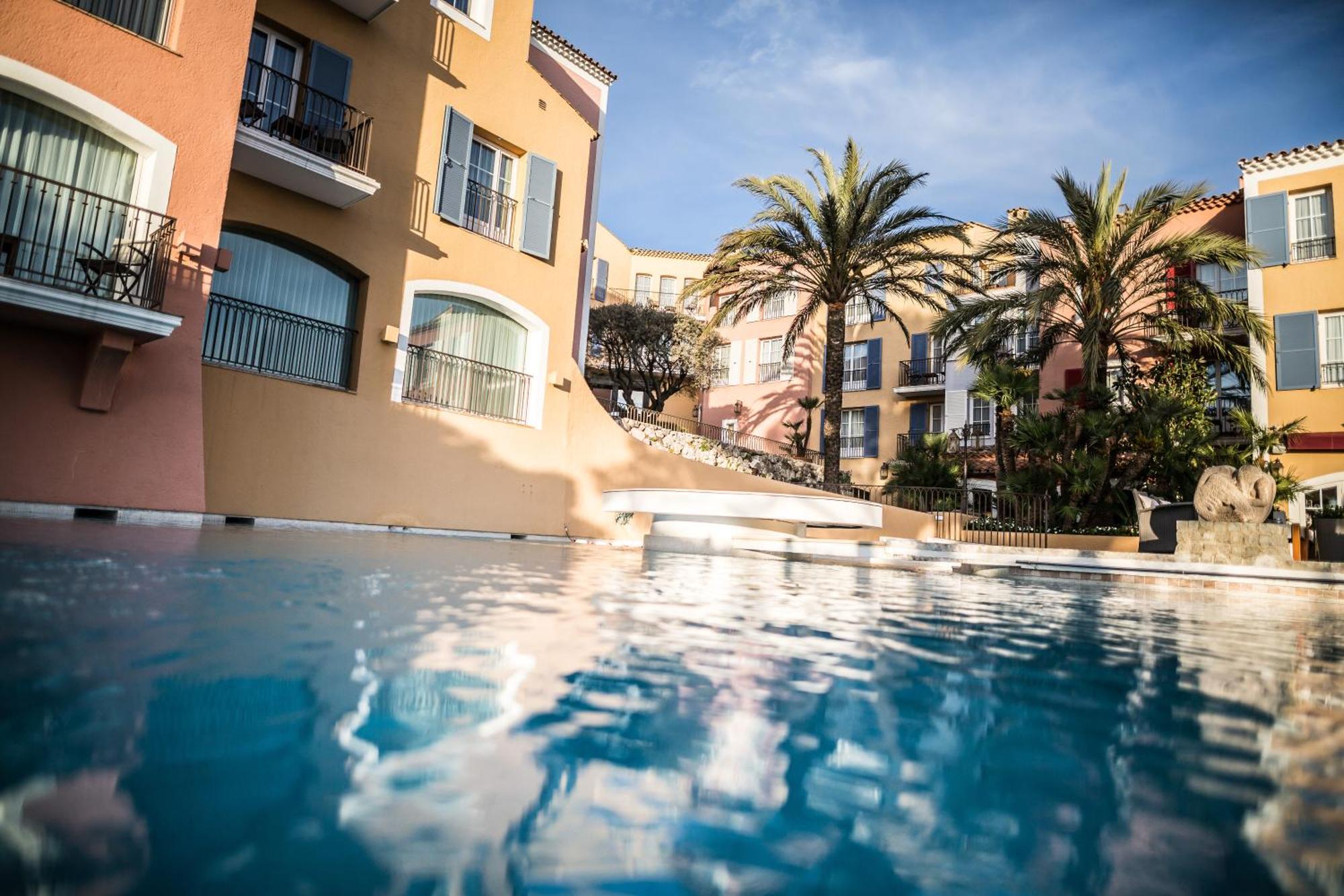 una camera da letto con un letto e un grande dipinto sul muro di Hôtel Belles Rives a Juan-les-Pins