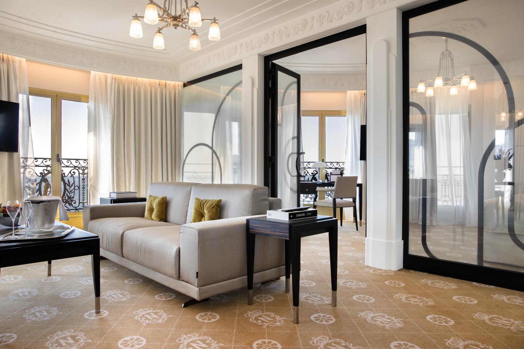 un soggiorno con sedia e doccia di Hotel de Crillon a Parigi