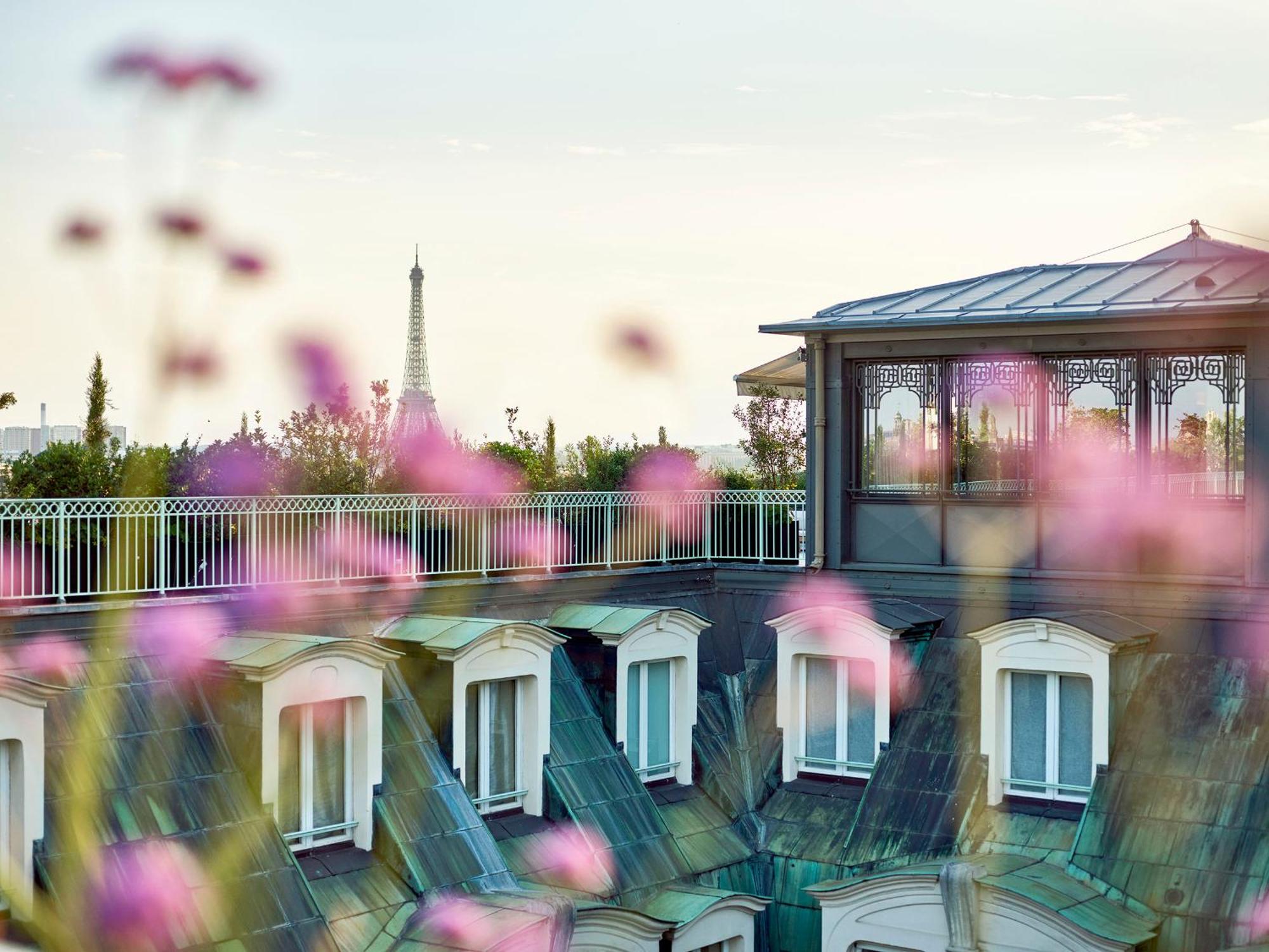 un soggiorno con divano e sedie di Hôtel Belles Rives a Juan-les-Pins