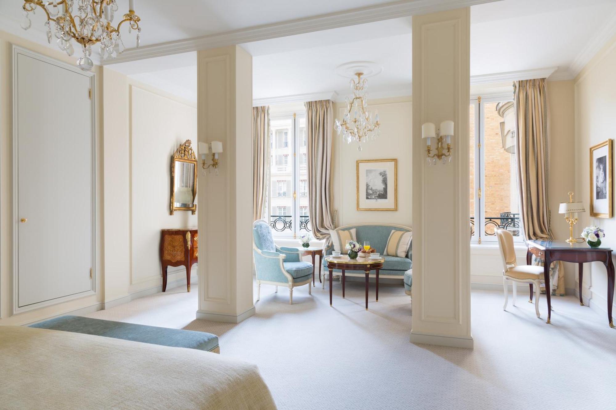 un gruppo di sedie a sdraio accanto alla piscina di Hotel de Crillon a Parigi