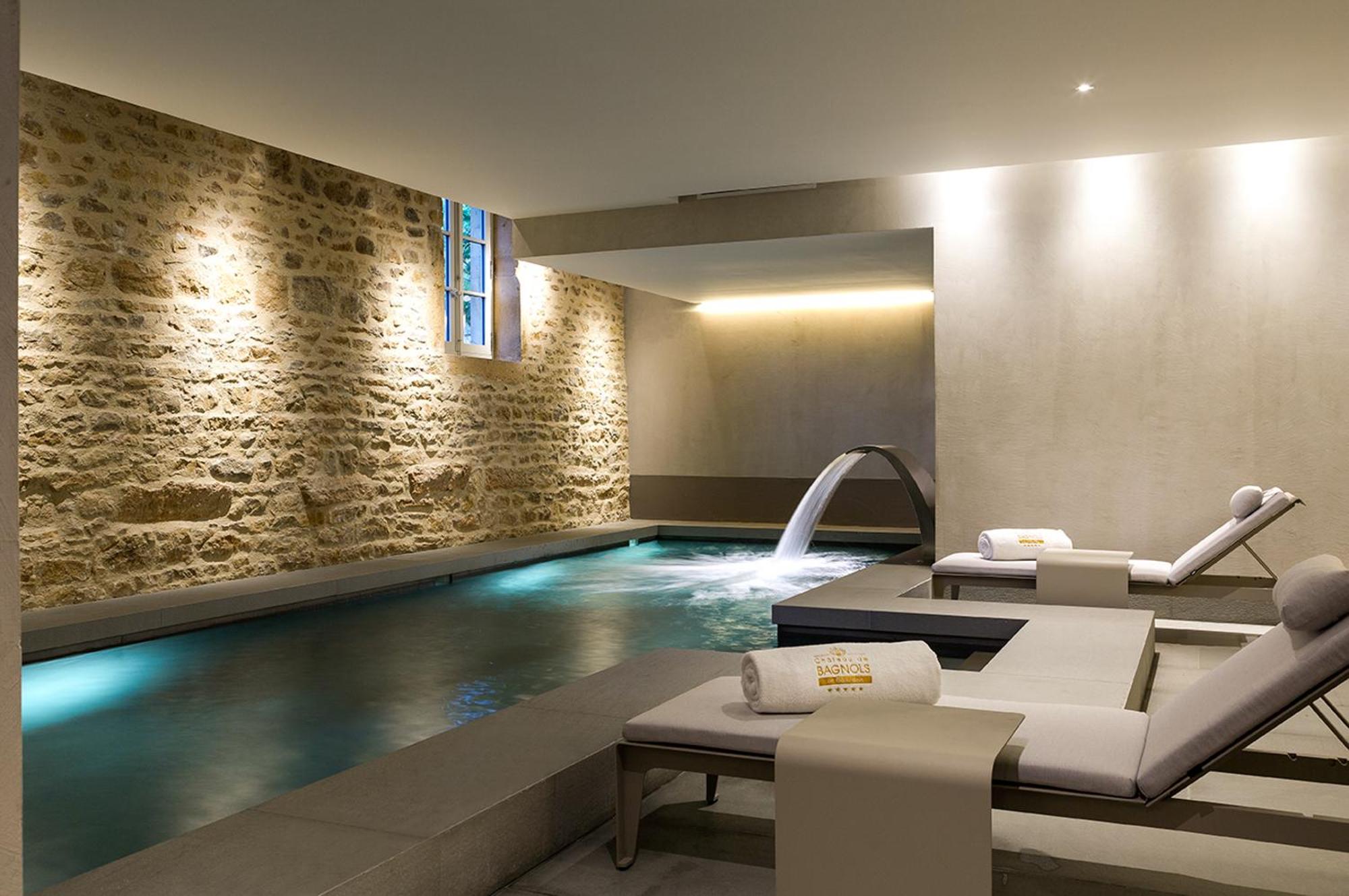 una sala da pranzo con tavoli, sedie e finestre di Le Bristol Paris, Oetker Hotels a Parigi