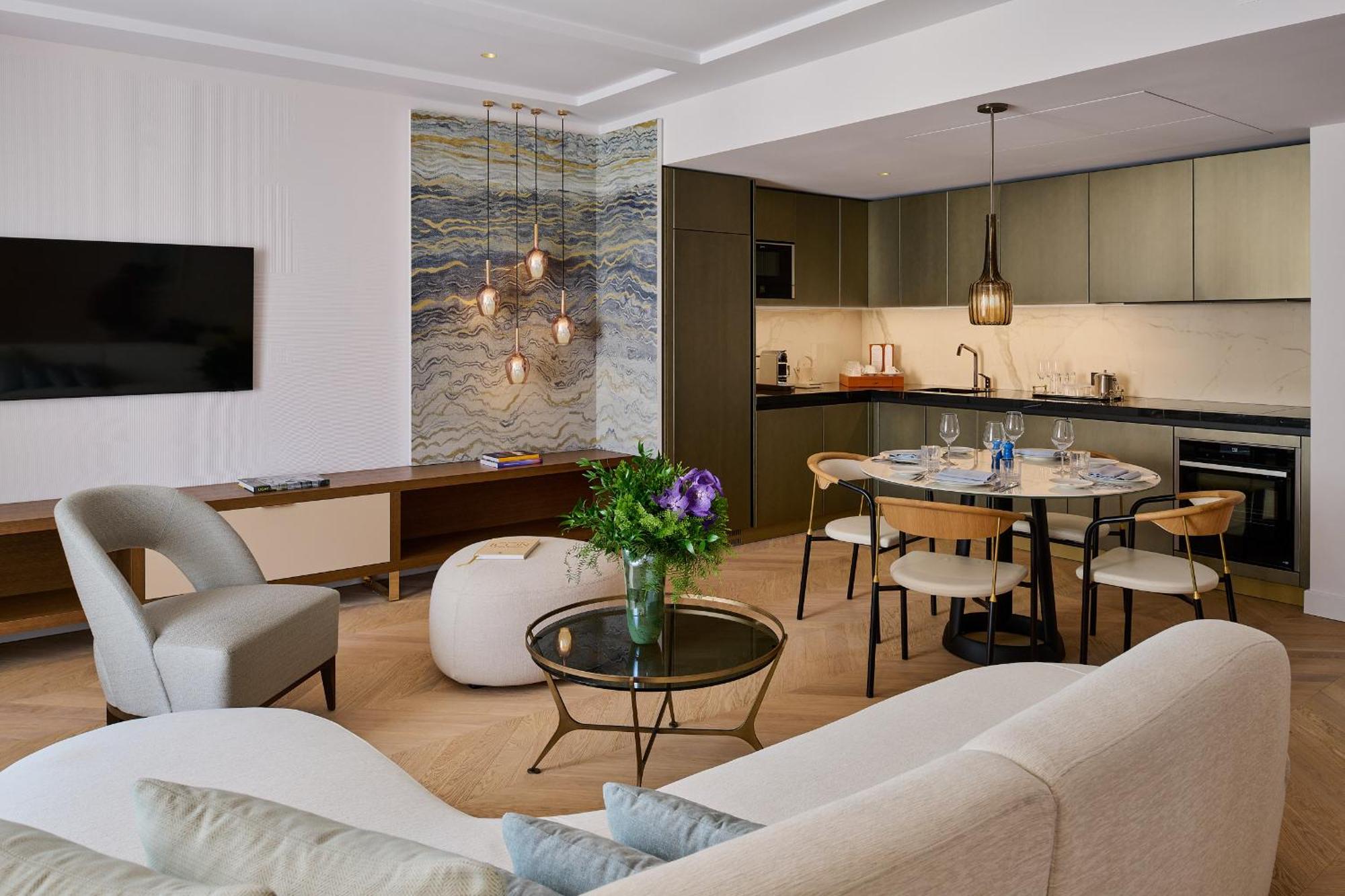 una fila di sedie di fronte a un edificio di Carlton Cannes, a Regent Hotel a Cannes