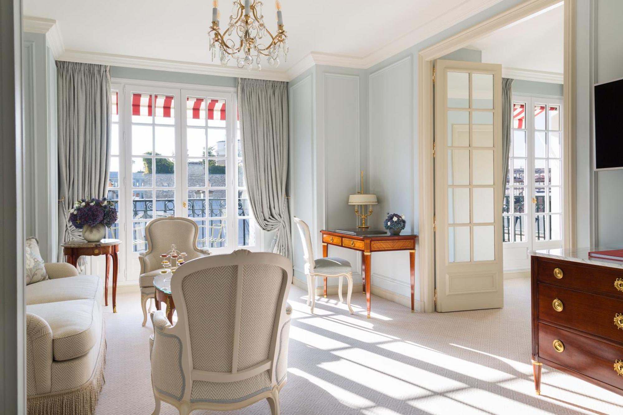 una hall con un grande dipinto di una donna di Hotel Le Negresco a Nizza