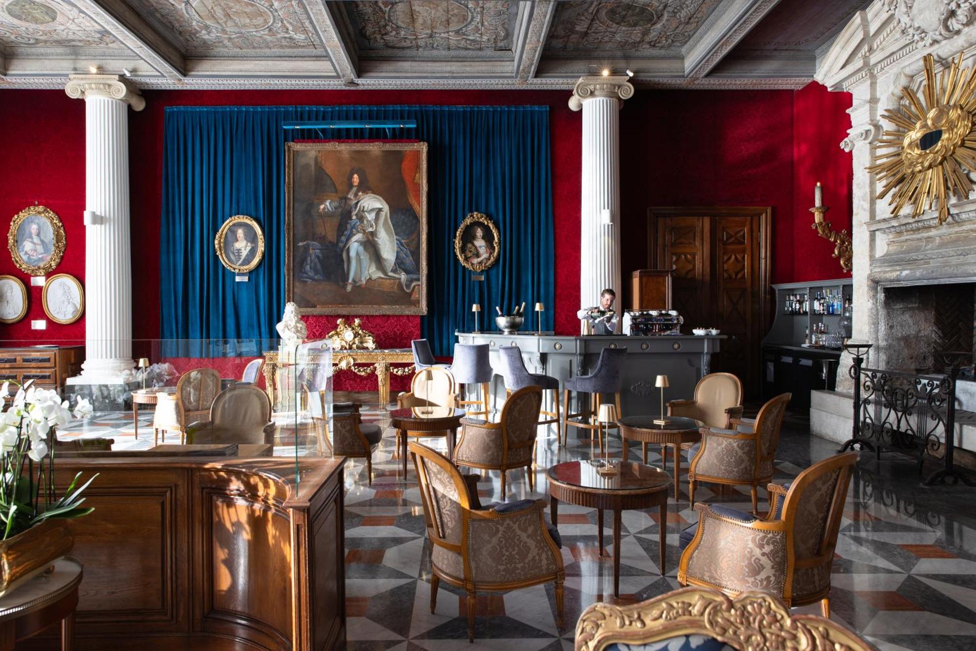 una camera da letto con piscina e vista sul patio di Le Bristol Paris, Oetker Hotels a Parigi